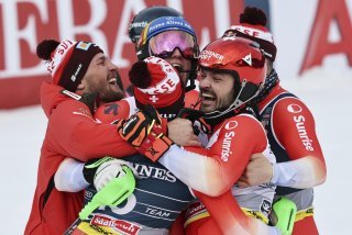 La communion des skieurs suisses après ce triplé historique.